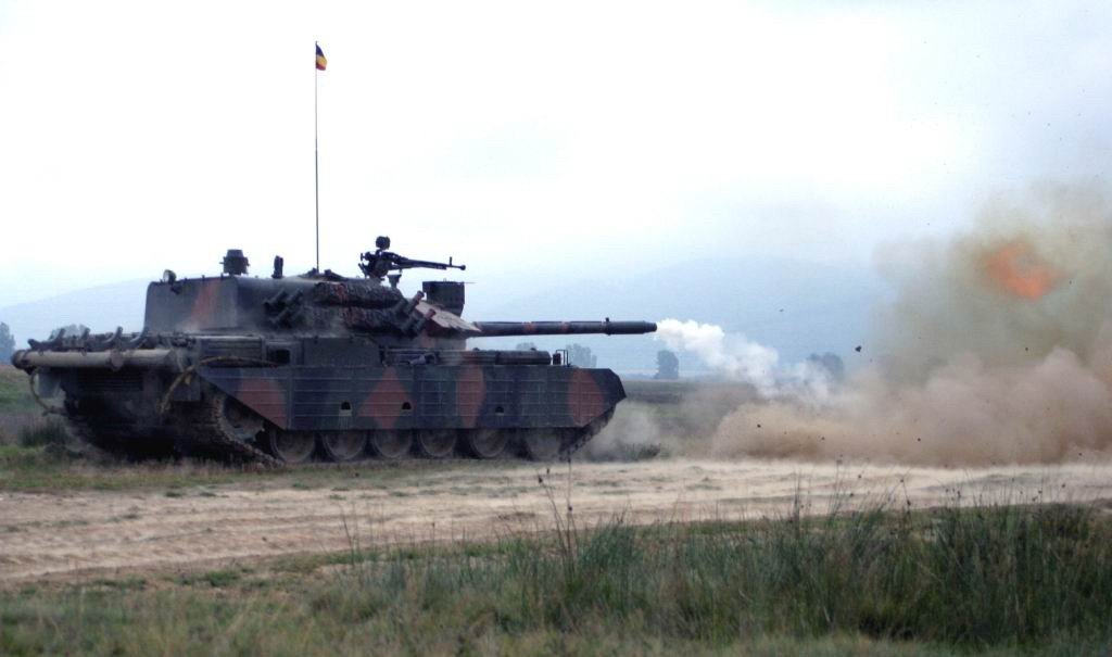 TR-85M1 Bizonul firing during DEMEX 05. 14 September 2005; Romanian exercise context. Source/. service firing image; exact range not specified in Commons metadata. [COMMONS-DEMEX].