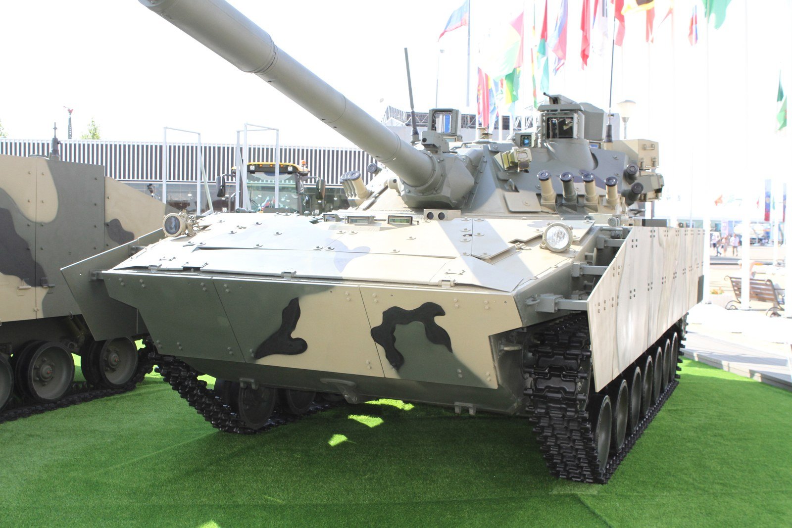2S25 display vehicle, front view, Army 2022. 17 August 2022. Army-2022 exhibition, Russian Federation. Front view; the source description contains both English "2S25 Sprut-SD" and Russian "125-mm SPTP 2S25 modernized.".