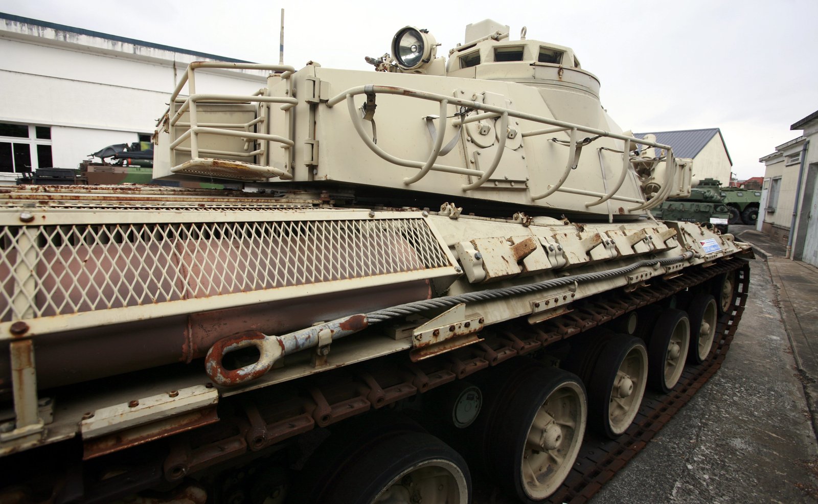 AMX-32 rear-quarter detail at Musee des Blindes, Saumur, 18 July 2009. Shows show rear fittings, skirt structure, and preserved-vehicle weathering; external wear does not establish service use. [Wikimedia Commons, AMX-32_mg_7757.jpg, Rama, CC BY-SA 2.0 FR].