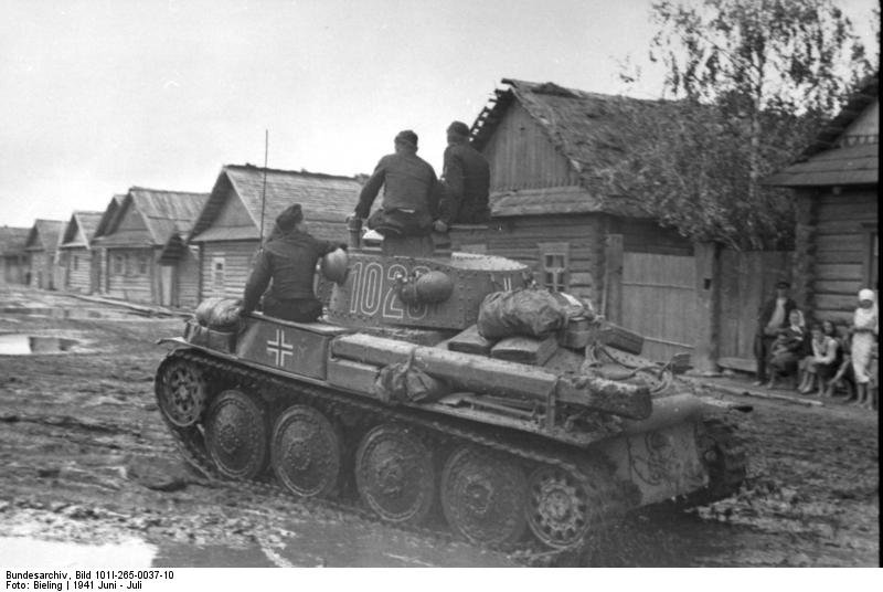 Panzer 38(t), turret number 1023, on a village street in the Soviet Union, June 1941 per Bundesarchiv metadata; the preserved full-border 800 × 536 rendition is retained.
