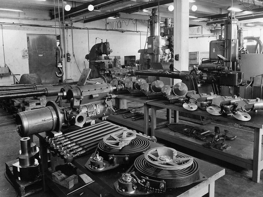 75 mm anti-aircraft guns being modified into tank guns for Stridsvagn 74 at Bofors, circa 1957. Bofors workshop, Sweden. caption explicitly mentions modifications of 7.5 cm lvkan m/27-30, m/36, and m/37 families.