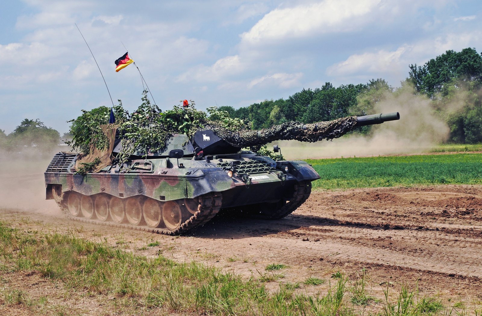 Leopard 1A5 in motion at the 2015 military day in Uffenheim. 7 June 2015. Uffenheim, Germany. Clear view of the late German A5 modernization standard; event/museum display context rather than line service. [I4].