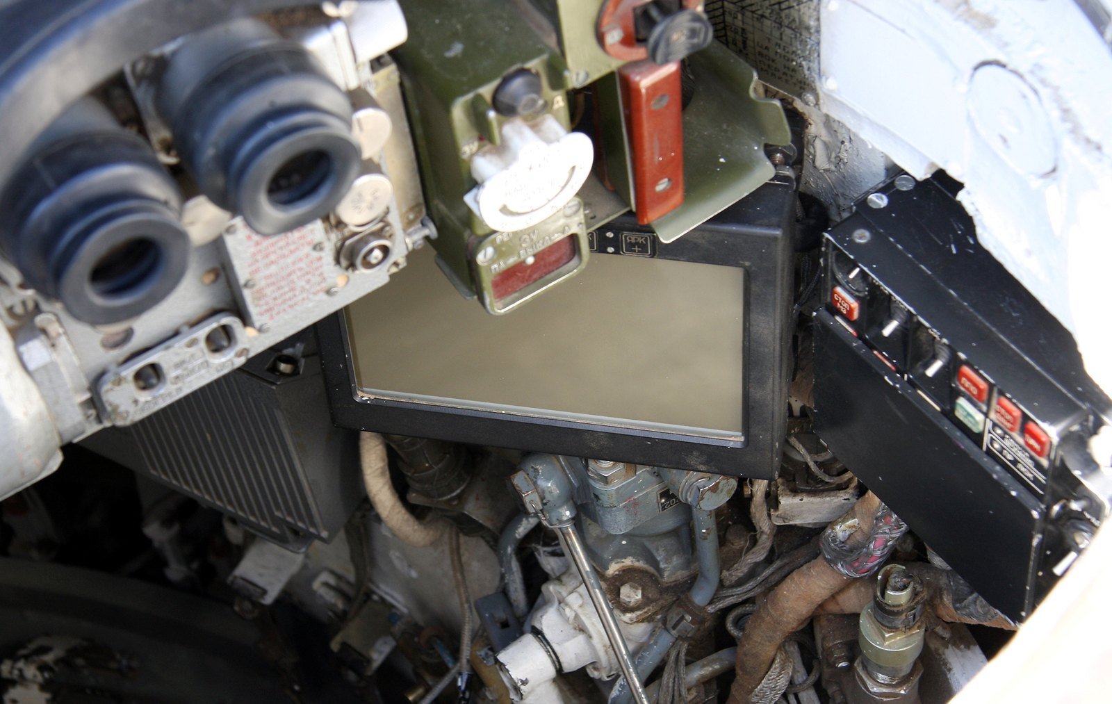 T-80U interior, commander position, 2010. interior access photograph Shows crew-layout discussion; exact vehicle display state is not established to represent a fully operational combat fit. [IMG4].