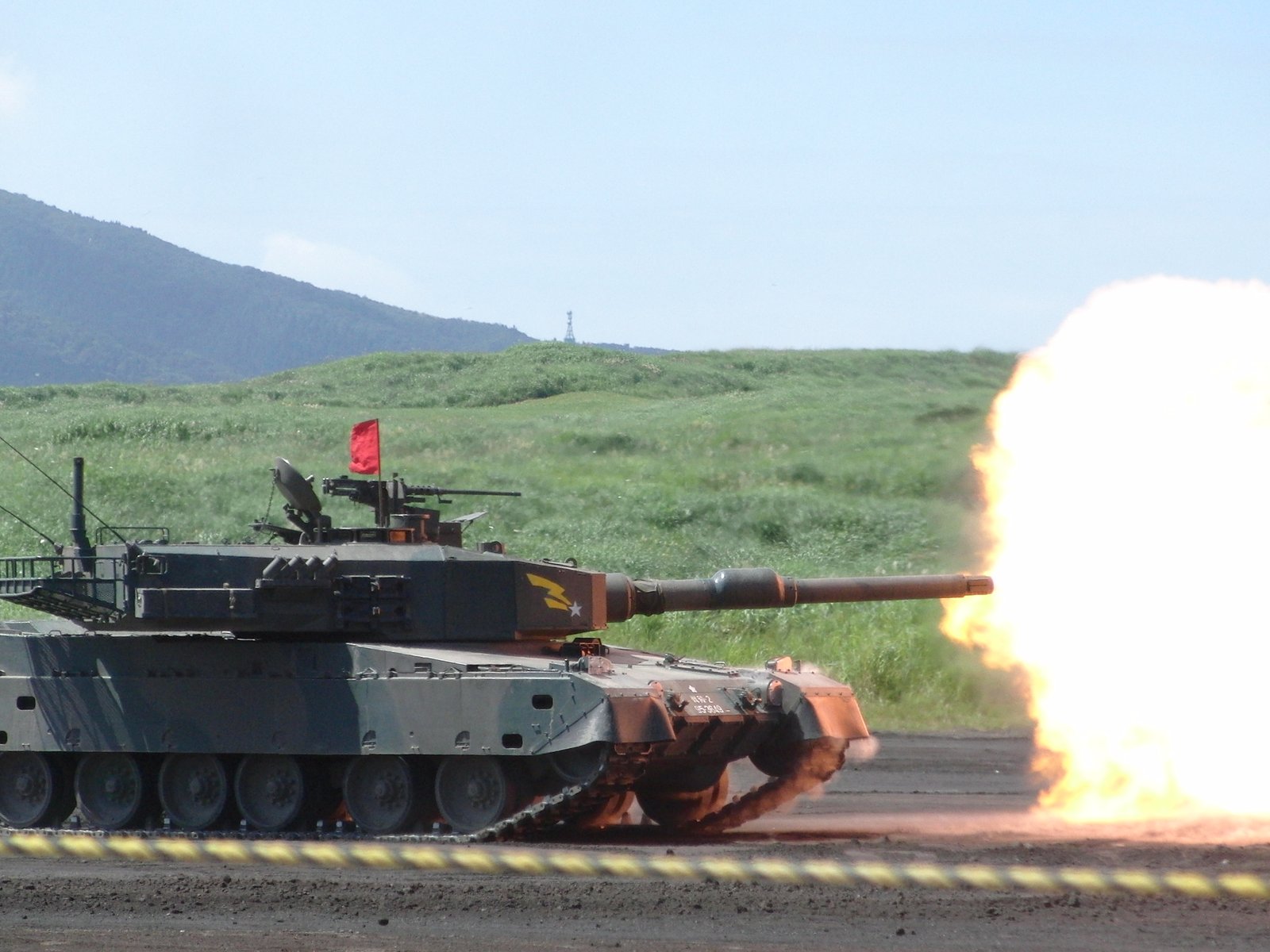 Type 90 firing on the practice day for the Fuji Firepower Review, Japan, 27 August 2009.