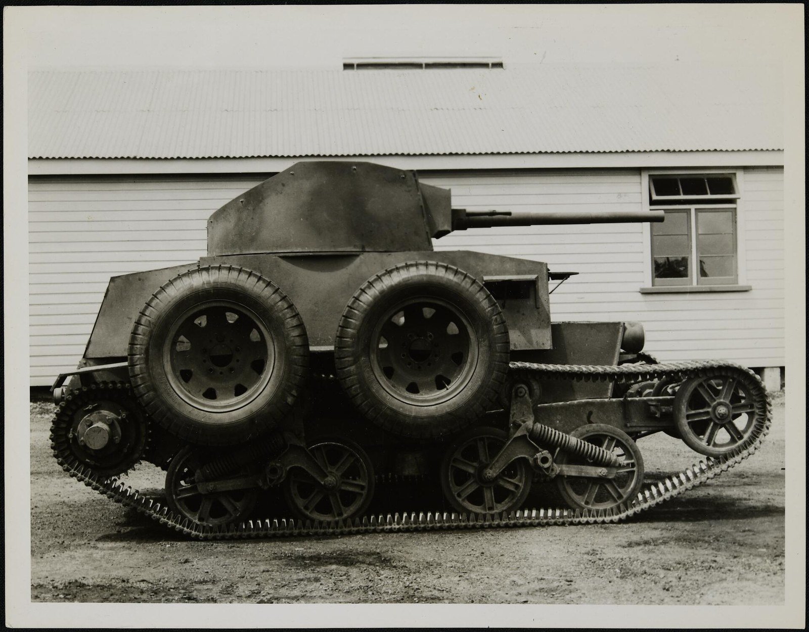 Side view of the Schofield tank, circa 1941-1943, showing the relationship between road wheels, track frame, and turret.