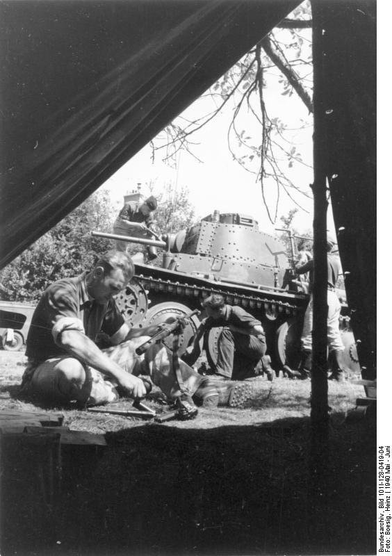 Soldiers cleaning a Panzer 38(t) and weapons in France, May 1940, according to the Bundesarchiv record; the preserved 564 × 800 version is retained without replacing it with the later crop.