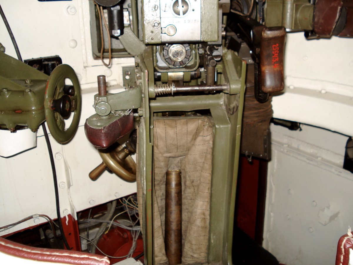 Interior of a restored T-26 Model 1933 turret at Parola, photographed on 14 July 2006; restoration-era differences may be present.