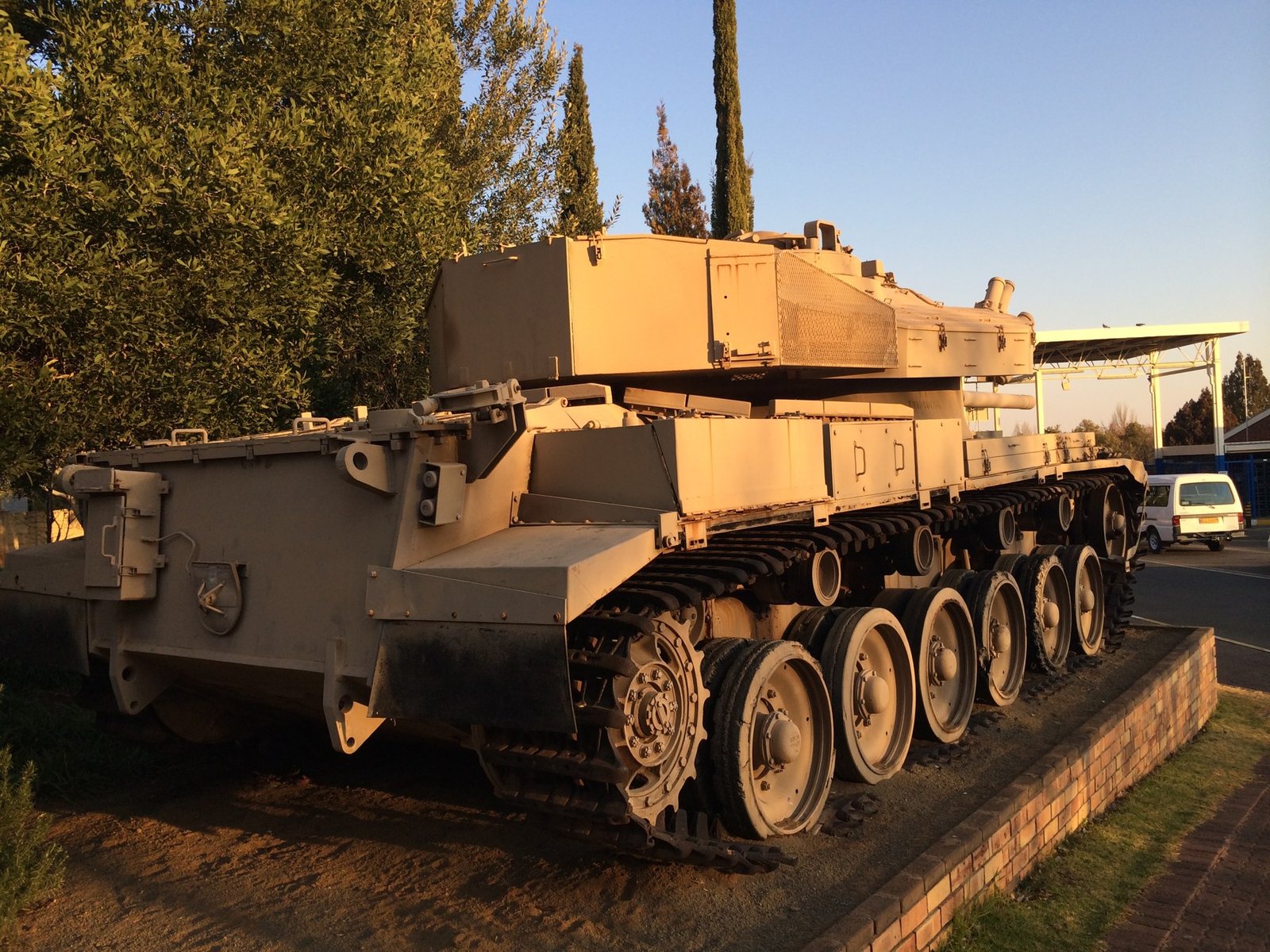 Rear/side view of an Olifant Mk1A at the South African Armour Museum, Bloemfontein. July 2014. South African Armour Museum, Bloemfontein. Source/. museum display; paint, condition and missing fittings may differ from service vehicles. [S23].