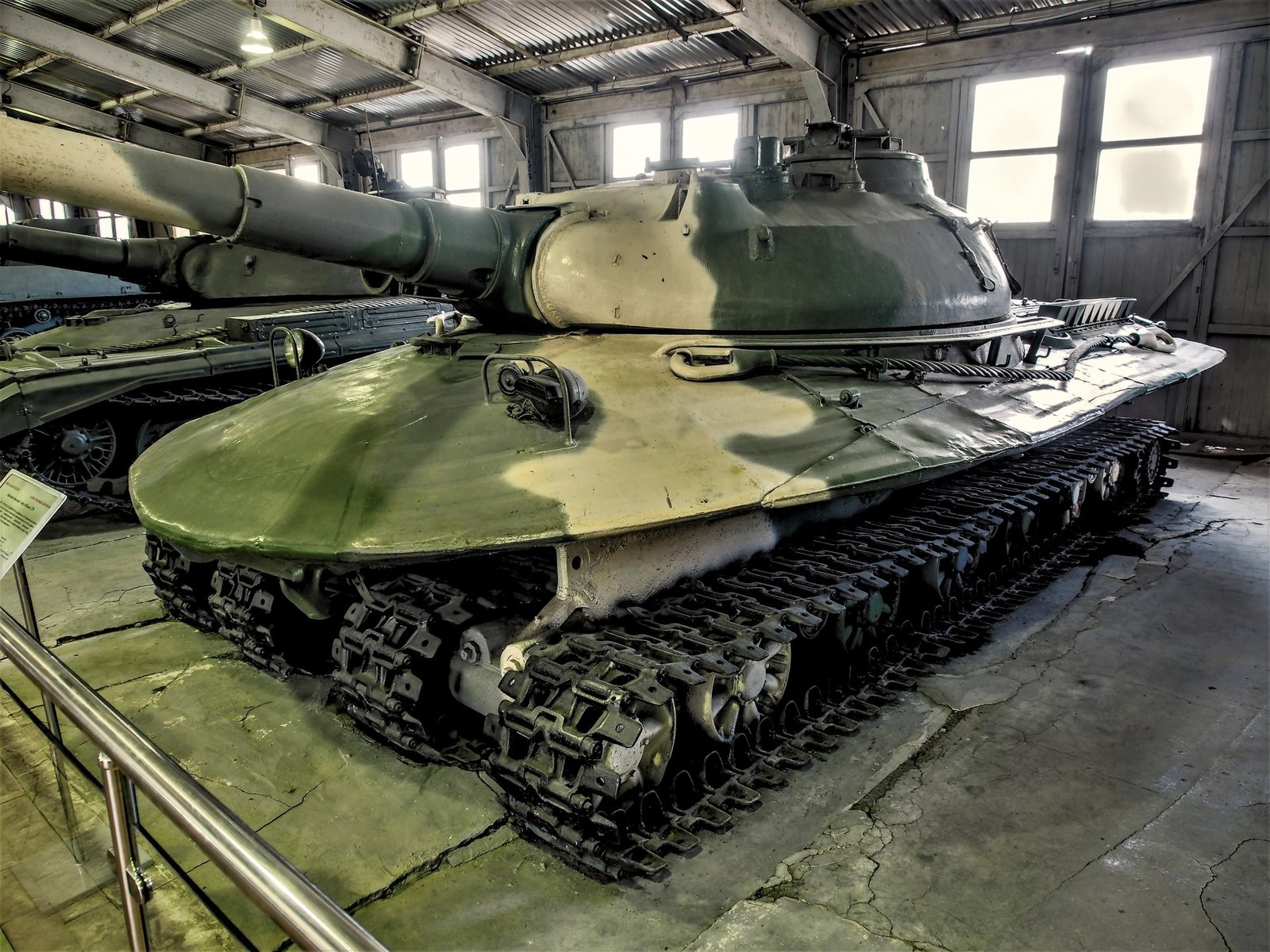 Object 279 at the Kubinka Tank Museum, alternate 2016 view showing the turret, gun overhang, and low hull perimeter. Object 279 prototype. 16 August 2016. Kubinka Tank Museum, Russia. museum restoration and neighboring vehicles visible. [S5].