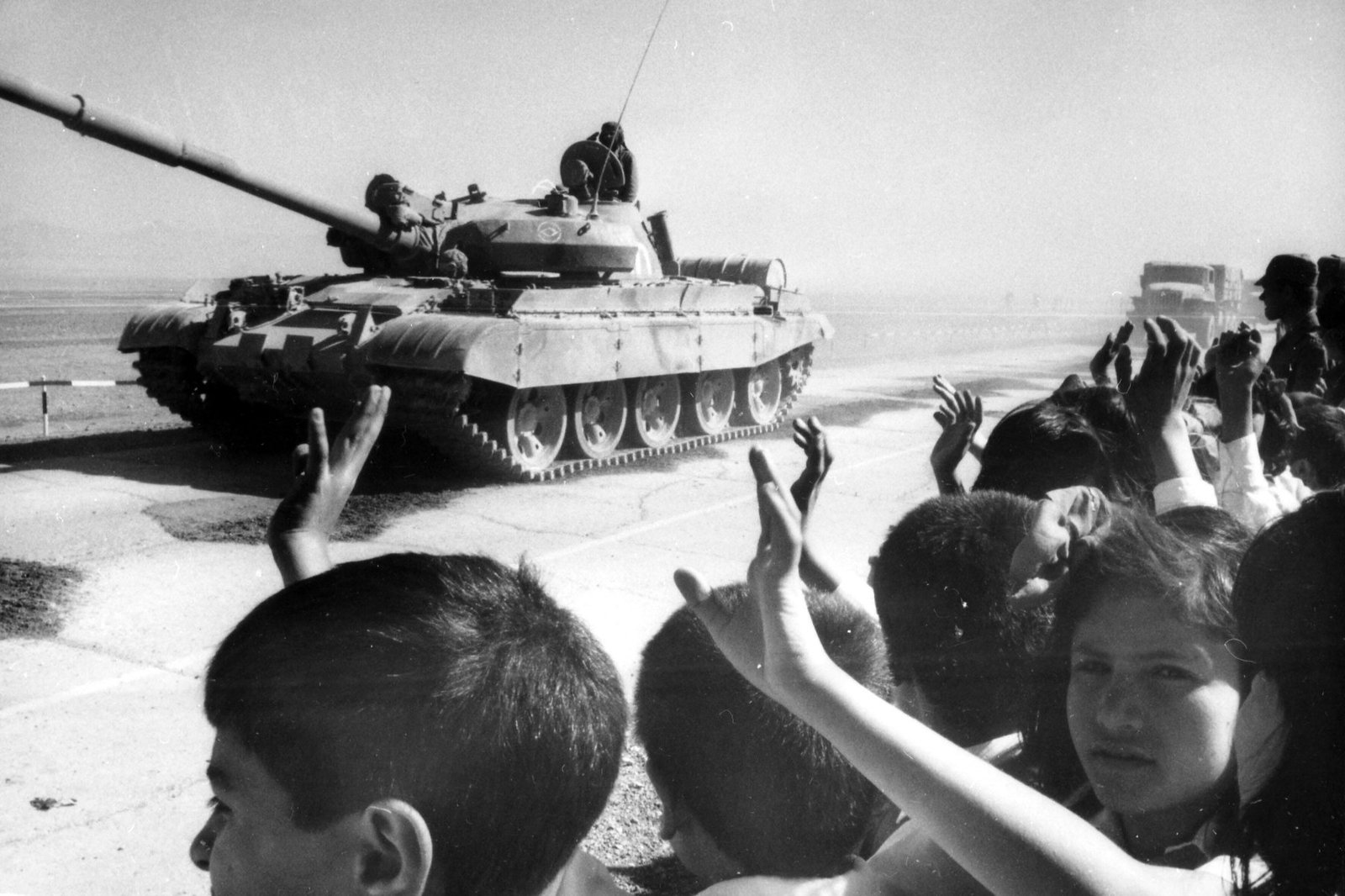 T-62M of the “Berlin” tank regiment, 5th Guards Motorized Rifle Division, leaving Afghanistan during the Soviet withdrawal. The archive dates the photograph 1 January 1987; the unit identification follows that caption.