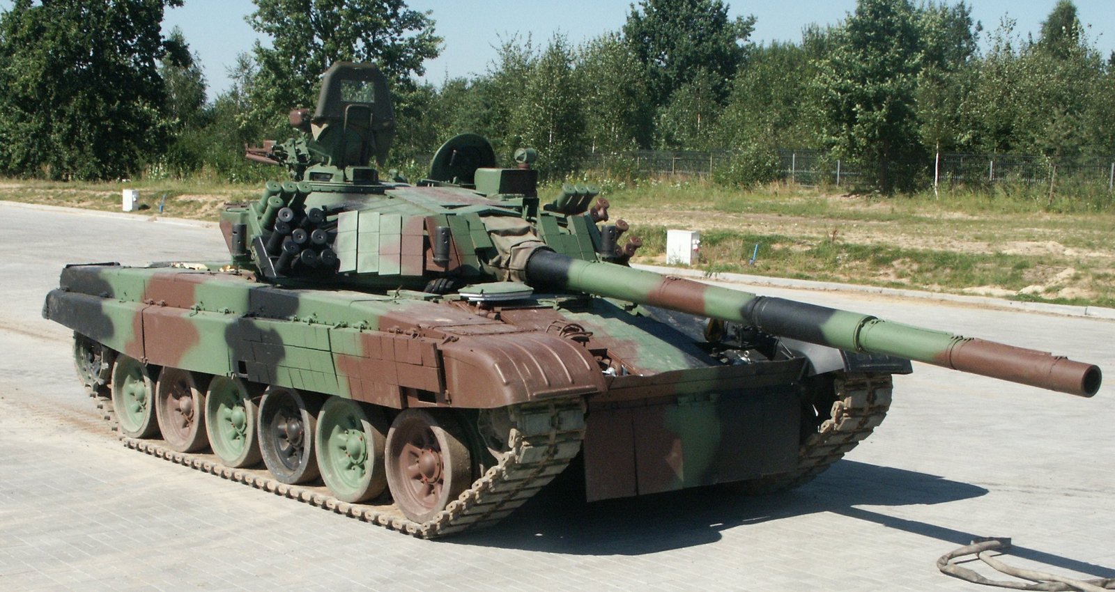 PT-91 Twardy displayed at MSPO 2009, showing ERAWA block coverage and standard T-72-family low silhouette.