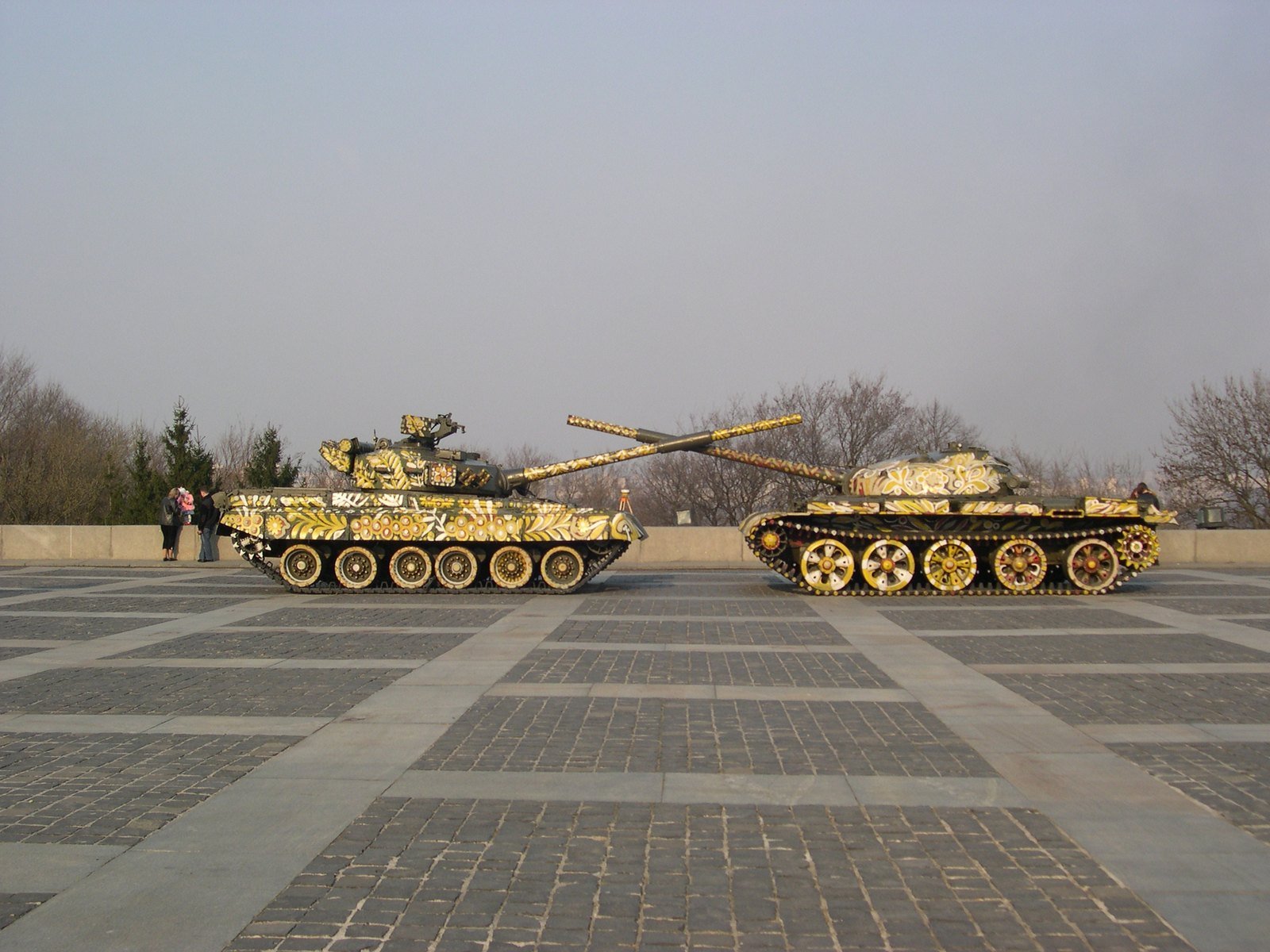 T-80UD displayed with a T-62 in front of the Great Patriotic War Museum, Kyiv, Ukraine, 29 March 2007. static display; illustrates the T-80UD branch that leads toward Ukrainian T-84 development. [IMG5].