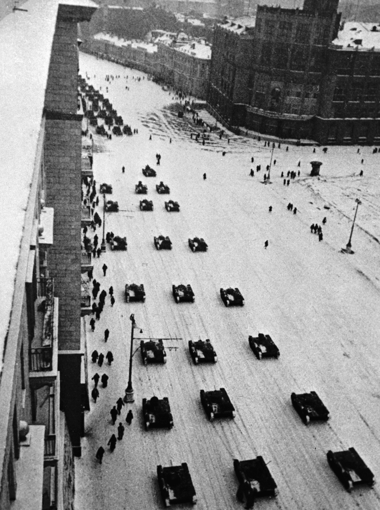 “Tanks heading for the front,” Red Square parade context. Date/. 7 November 1941, Moscow. Creator/source/. exact tank ID not independently verified from image alone; URL in credits table. [S7].