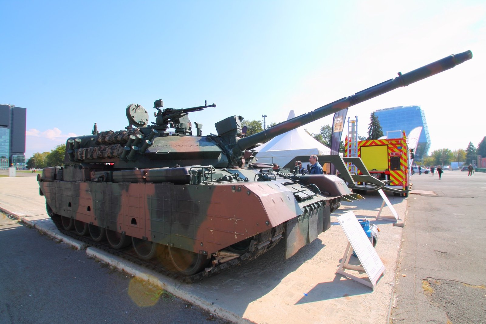 TR-85M1 Bizonul at Expomil 2013, front-oblique view. 27 September 2013, Expomil 2013, Romania. Source/. exhibition vehicle; Shows add-on armor, turret layout and gun/sensor details. [COMMONS-EXPOMIL].