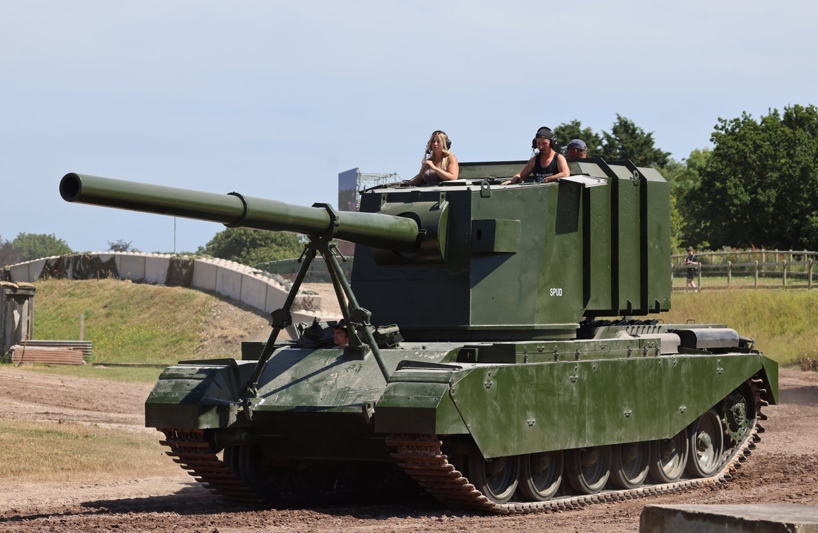 Restored FV4005 at TANKFEST 2024, June 2024. FV4005 Stage II turret on Centurion Mark III hull after restoration. The Tank Museum / TANKFEST, Bovington, Dorset, UK. restored public-running/display configuration, not a combat-service photograph. [IMG3].