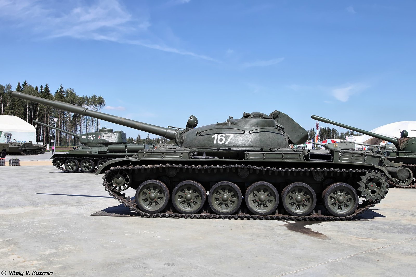 Object 167 side view at Patriot Park / Army-2015 display. 25 July 2015. Patriot Park, Russia. Shows the small-diameter road-wheel/running-gear arrangement clearly; display condition only. [S10].