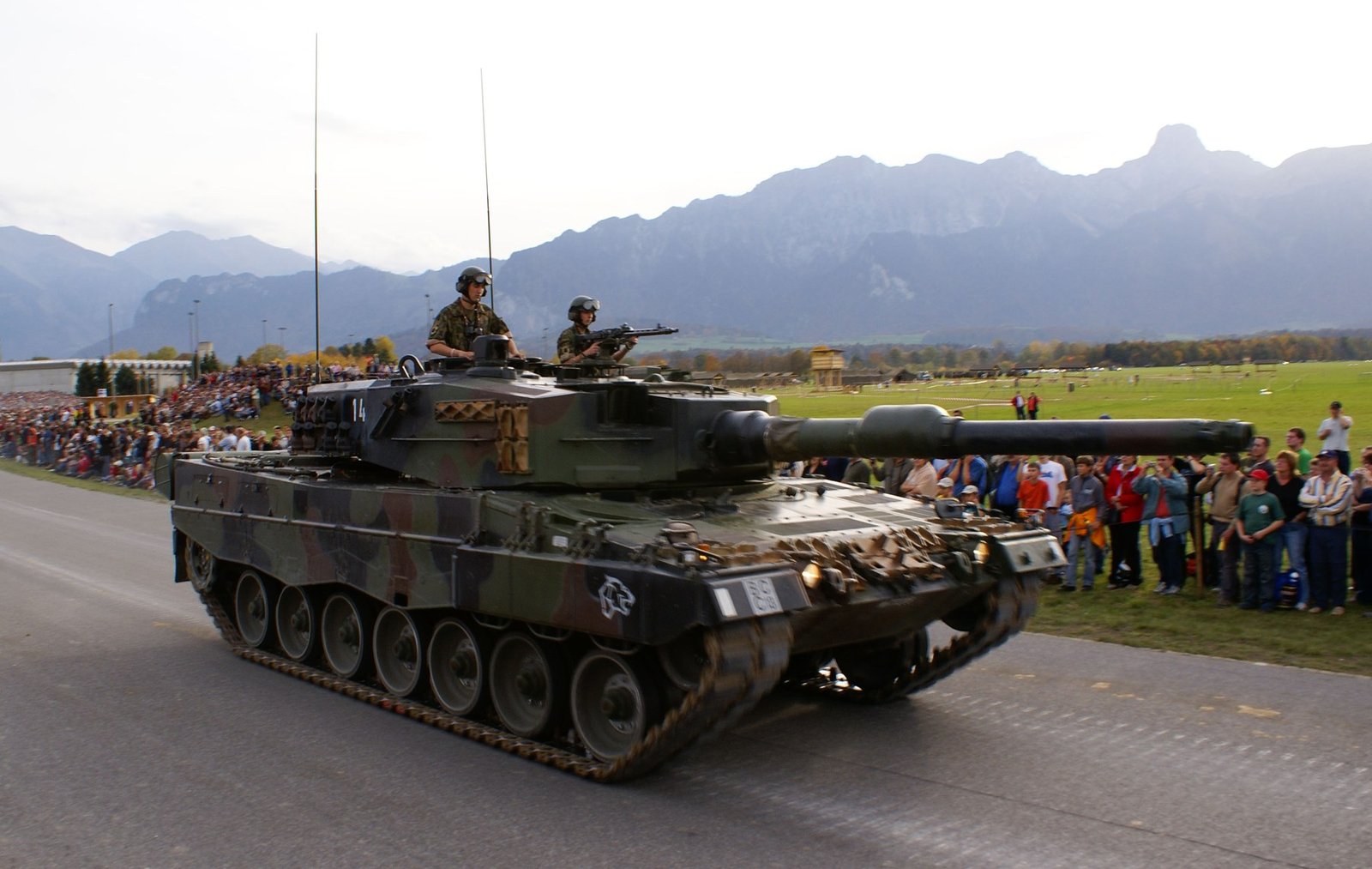 Swiss Army Pz 87 Leopard 2 / Leopard 2A4, side-oblique view, Steel Parade at Army Days 2006, Thun, Switzerland, 27 October 2006. Shows hull, turret, side-skirt, and Swiss marking view; event vehicle may not show field stowage. [S18].