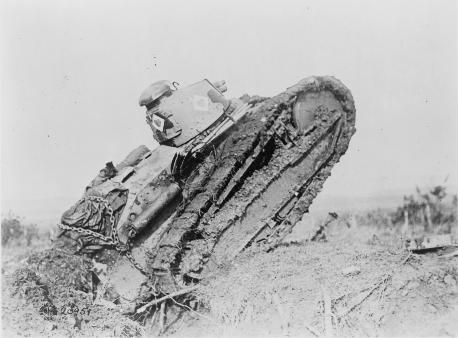 Renault FT crossing a trench near Saint-Mihiel during the First World War; the scene is not treated as a measured performance trial.