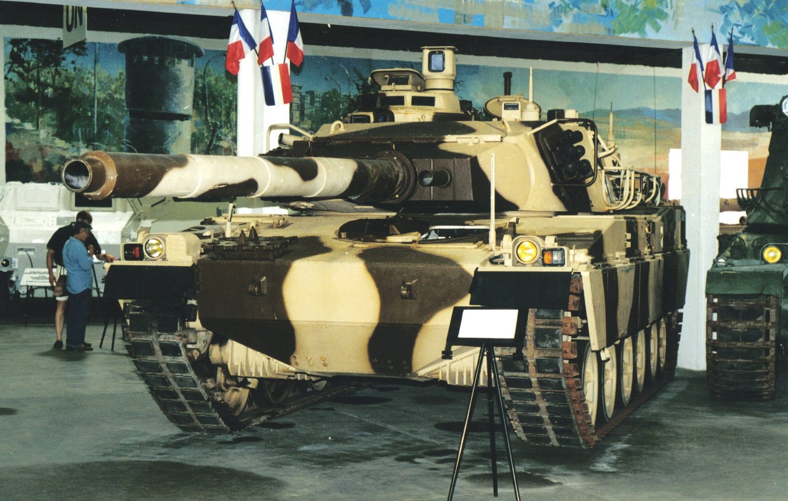 AMX-40 photographed at the Saumur tank museum in July 2000, showing an earlier presentation of the museum exhibit and the commander/gunner sight housings on the turret roof. Saumur tank museum, France. Source/. museum exhibit; not evidence of field deployment.