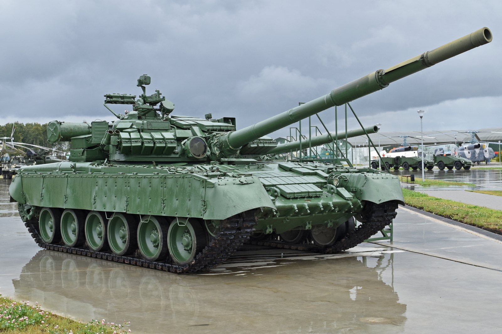 T-80BV at the Patriot Museum Complex, Kubinka, Moscow Oblast, 25 August 2017. preserved museum vehicle; restoration and display details may not exactly match service configuration. [IMG3].