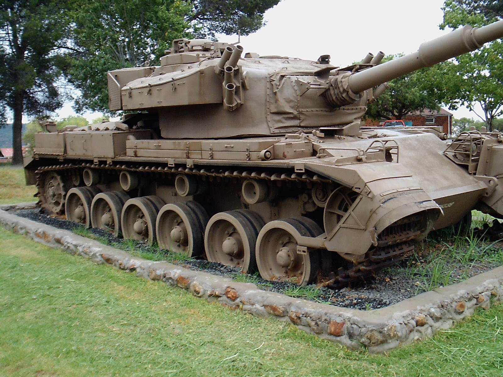 Olifant Mk 1B side view. 11 January 2005. not specified in Commons metadata. Shows side-skirt, turret, and hull profile comparison.