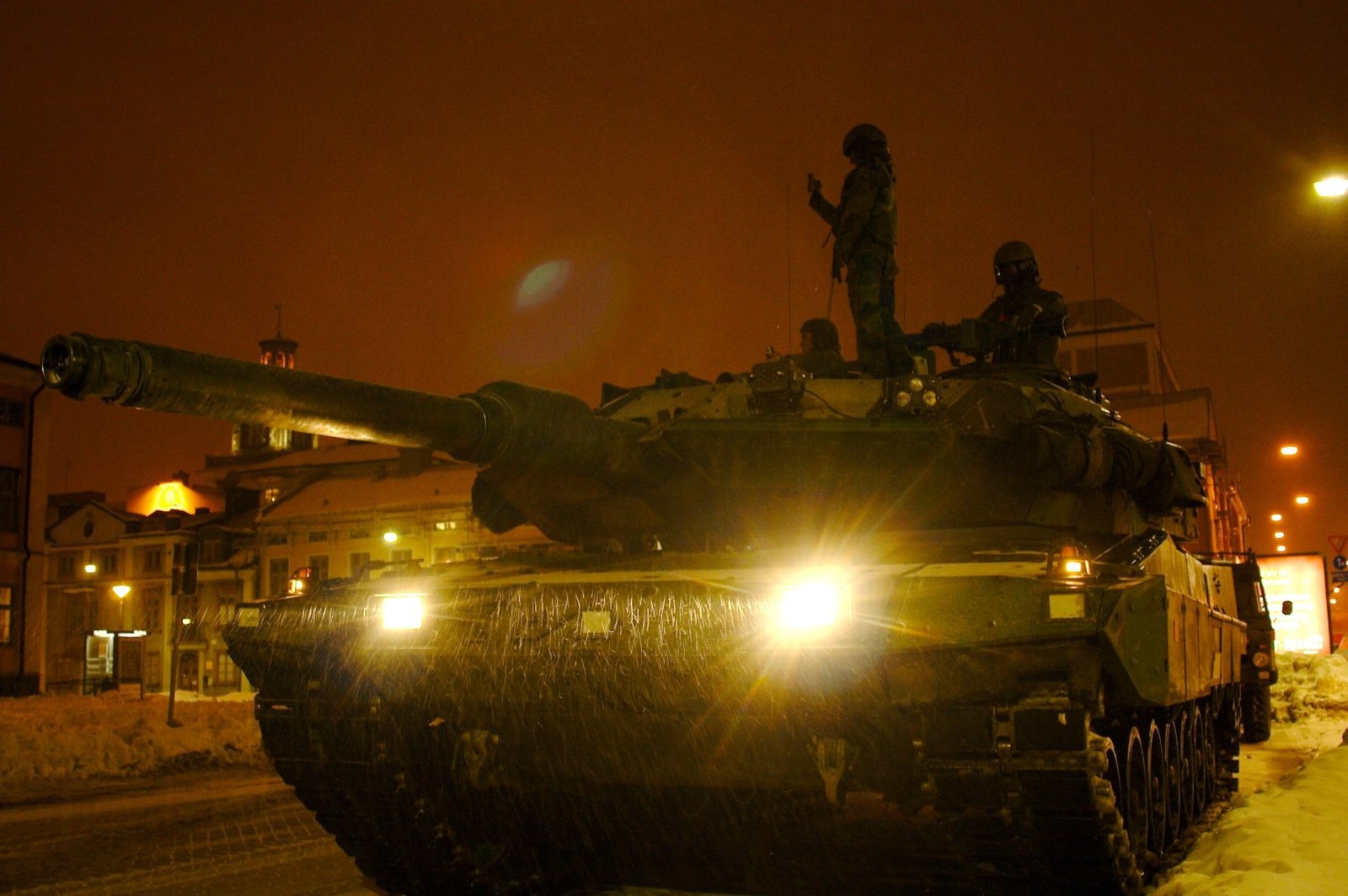Swedish Leopard 2 / Strv 122 during exercise in Sweden, 16 February 2006. night/winter exercise view; source metadata is less complete than some other Commons files.