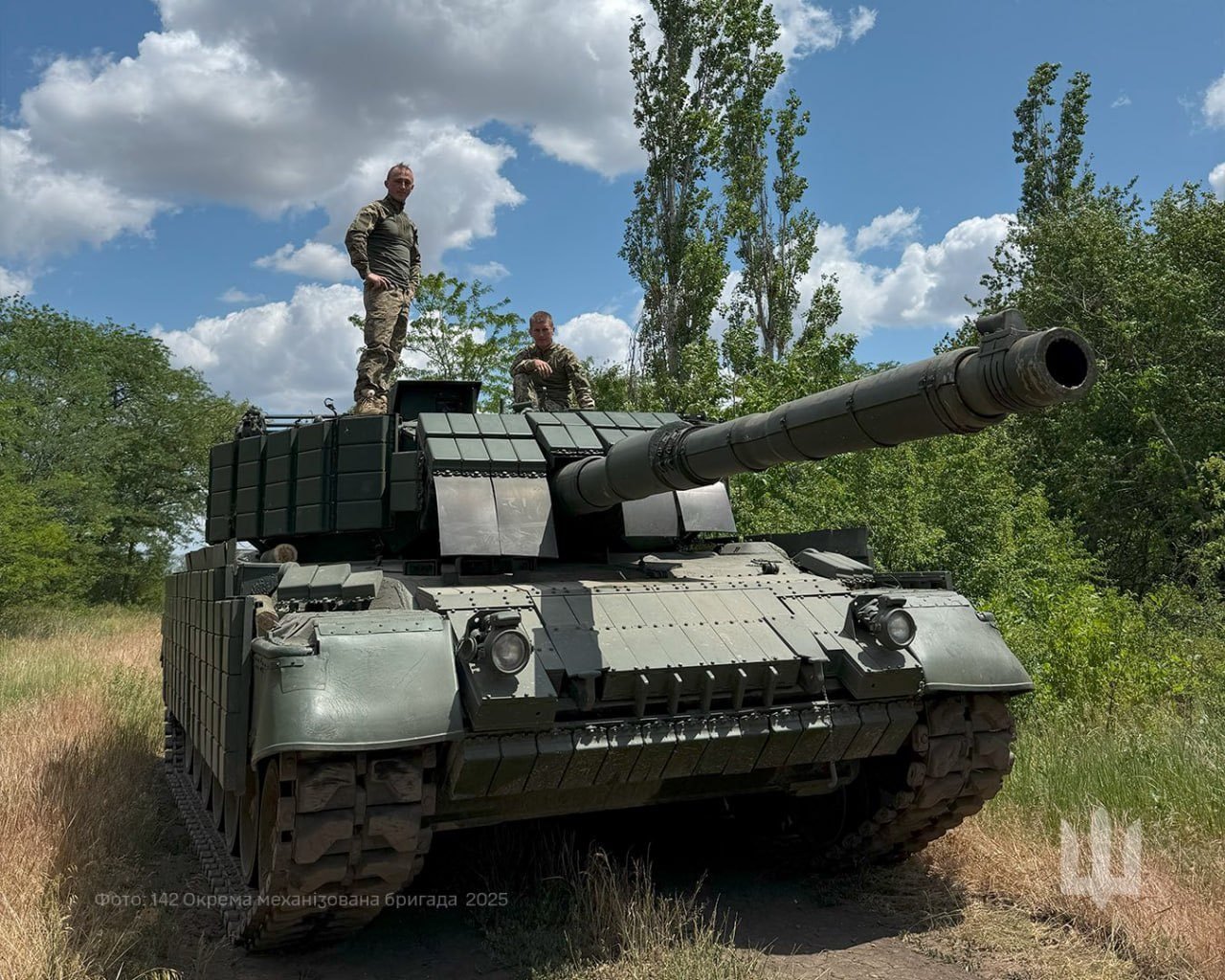 Ukrainian Leopard 1A5 with externally fitted Kontakt-1 ERA blocks, as captioned on Commons. 16 July 2025. not specified.
