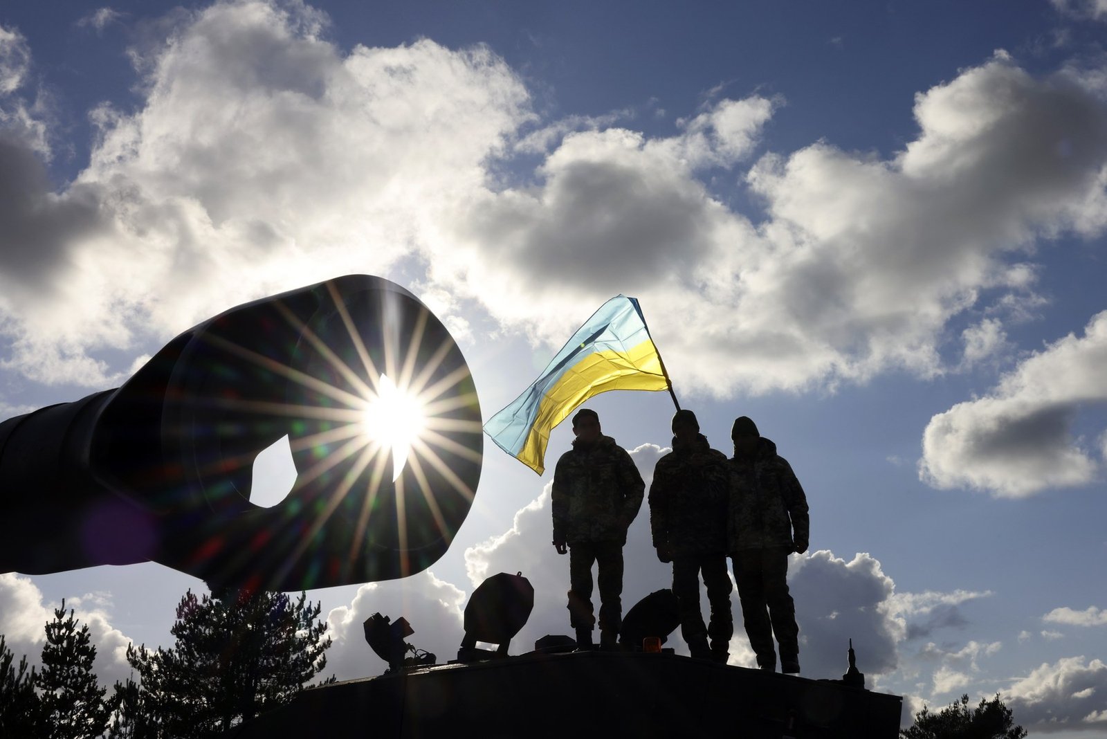 Ukrainian personnel standing on a Challenger 2 during training in the United Kingdom, 22 February 2023. people are shown as part of the official training image; identities are not identified here. Source citation: [IMG4].